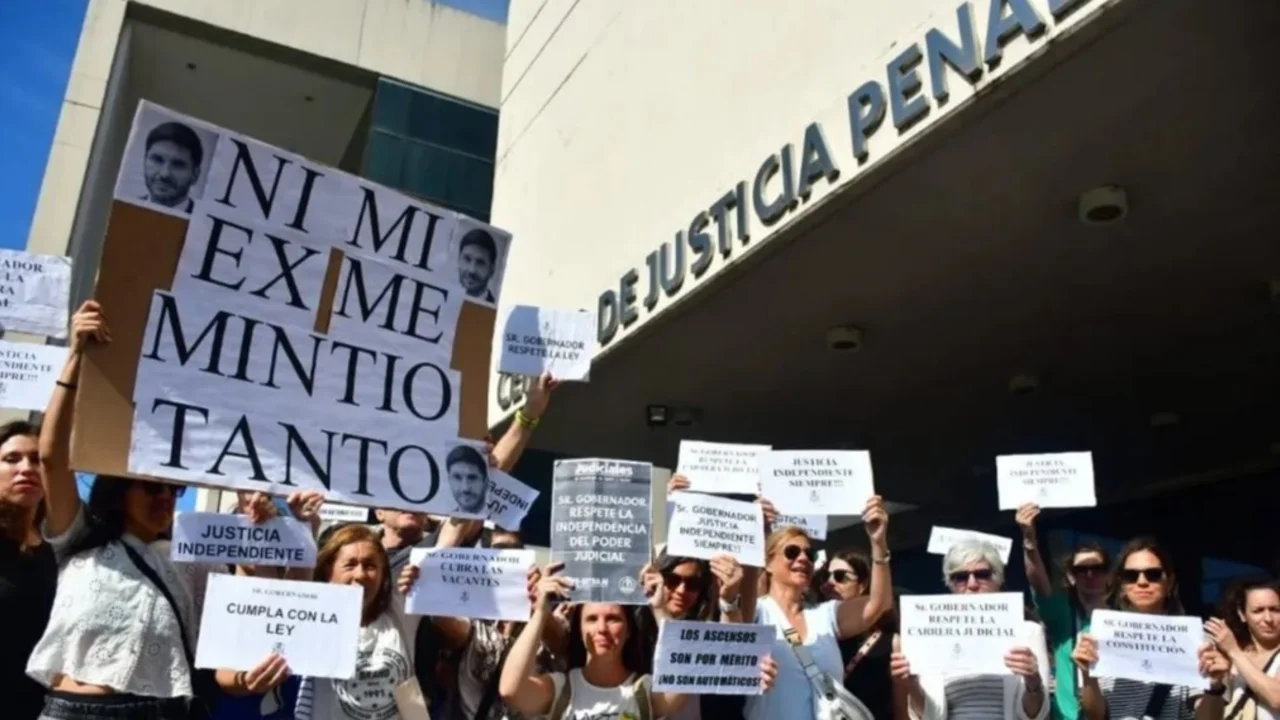 Abogados de Santa Fe apuntaron contra Pullaro por la falta de coberturas: "Inadmisible denegación de justicia"