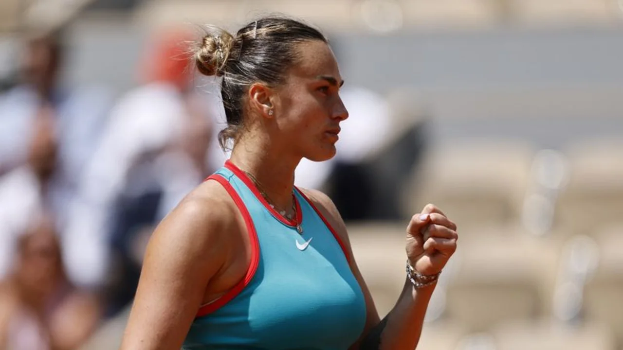 Sabalenka y Swiatek protagonizarán duelo de favoritas en semifinal del Abierto de Francia
