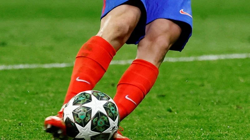 Penales donde se produzca doble toque y que sean gol tendrán que ser lanzados de nuevo: IFAB
