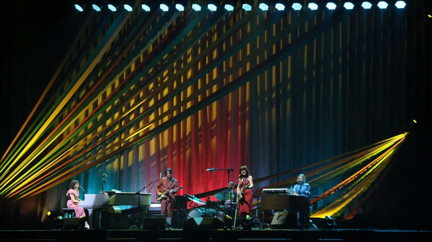Con una puesta en escena minimalista, Norah Jones deslumbró con su talento en el Movistar Arena de Buenos Aires.