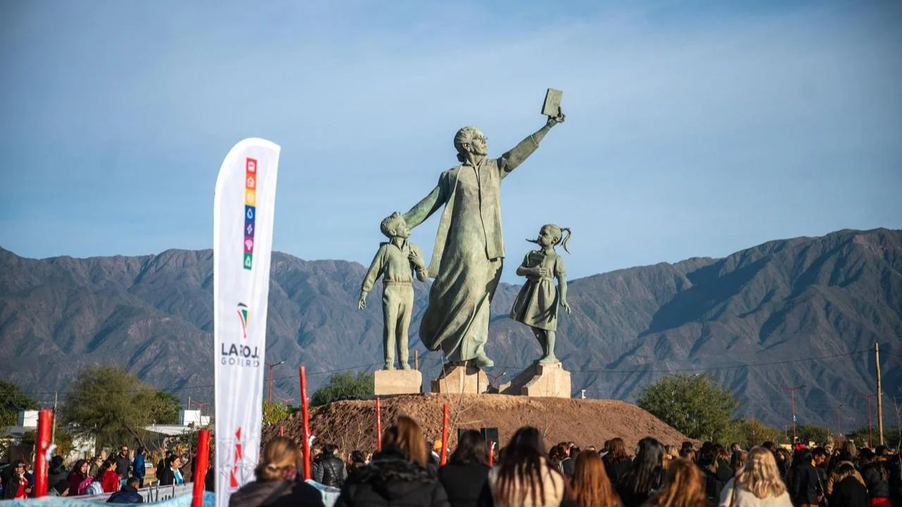 Homenajearon a Rosario Vera Peñaloza: la maestra de la Patria tiene el monumento más grande del país a una mujer