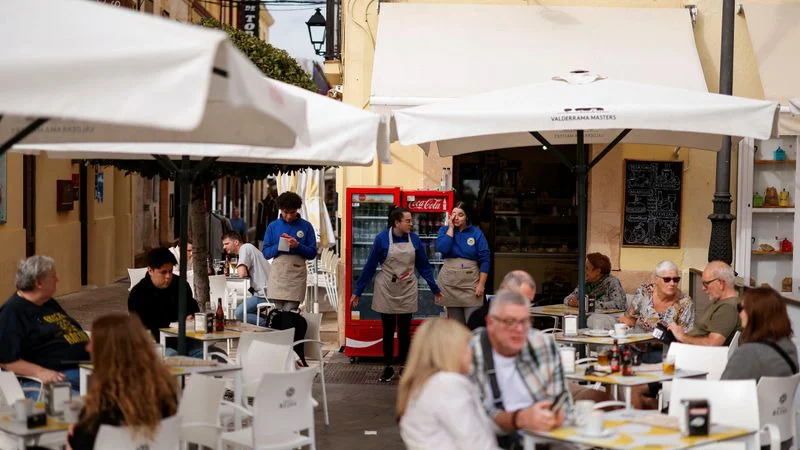 El crecimiento del sector servicios español cae en mayo a su nivel más bajo en 18 meses, según el PMI