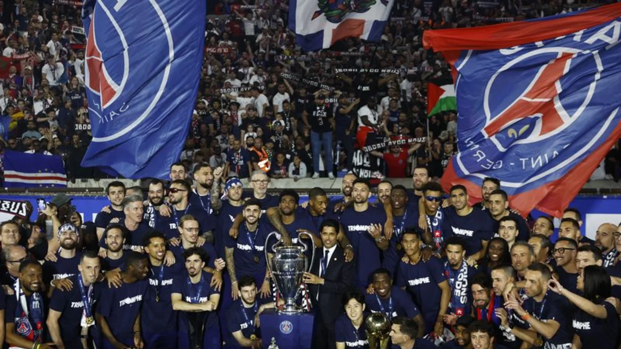 "TikTokers" pasan 27 horas en el baño del estadio para ver gratis la final de la Champions