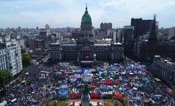 Otro día de marchas: médicos, mujeres, discapacitados y jubilados contra Milei | Seguimiento minuto a minuto
