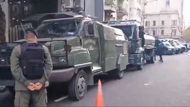 Tensión en el Congreso: la Policía acorrala a la mega marcha contra el ajuste de Milei
