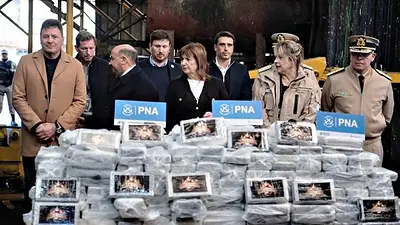 El show de Bullrich en Santa Fe: quemó cocaína, llevó a un candidato libertario y la tildaron de hacer "campaña berreta" El show de Bullrich en Santa Fe: quemó cocaína, llevó a un candidato libertario y la tildaron de hacer "campaña berreta"