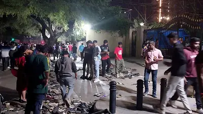 Al menos 11 muertos por estampida frente al estadio de críquet indio Al menos 11 muertos por estampida frente al estadio de críquet indio