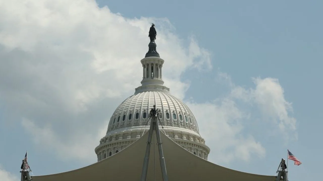 Ley fiscal Trump podría costar 2,4 billones de dólares, menos que previsión anterior: CBO Congreso EEUU