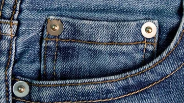 Misterio resuelto: para qué sirven los botones metálicos de los jeans