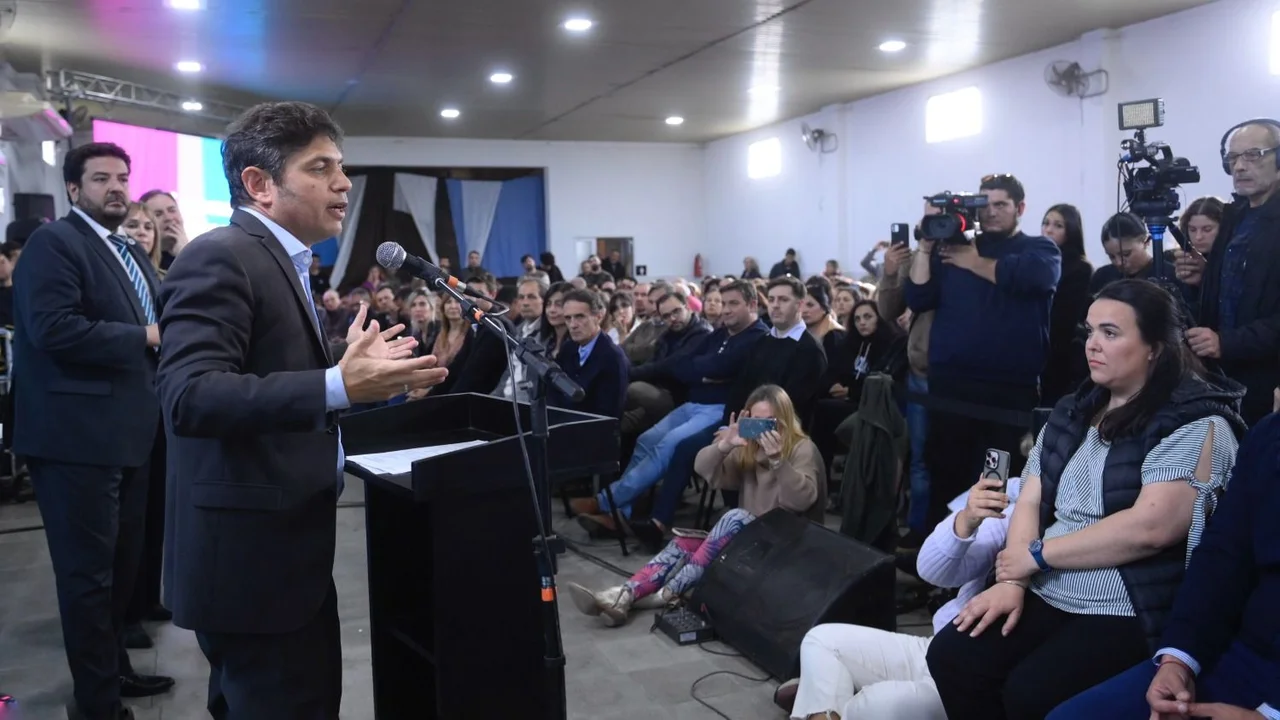 Mi Escritura, Mi Casa: Kicillof entregó más de 300 escrituras a familias bonaerenses y reforzó la seguridad local