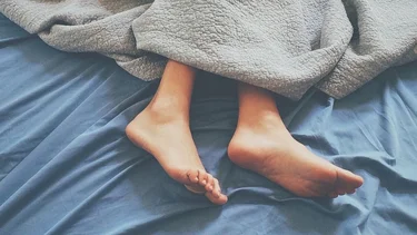 Olvidate de los pies fríos: el truco japonés para calentarlos en minutos