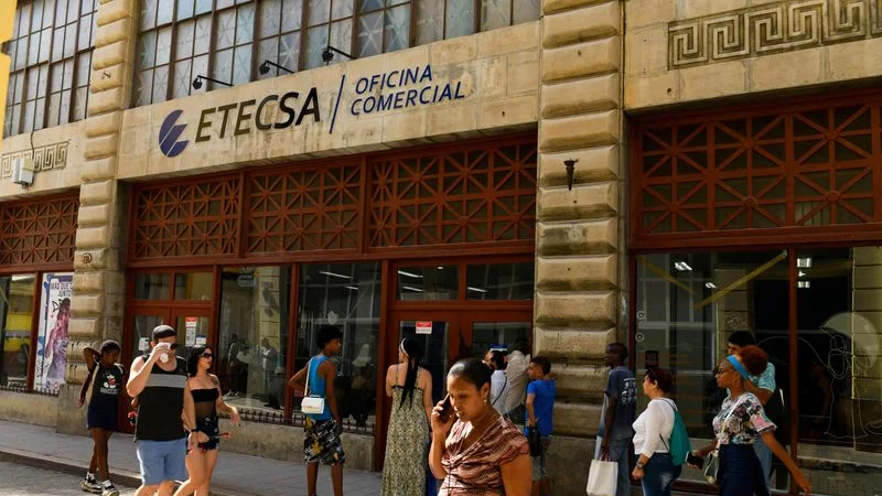 Estudiantes cubanos buscan más concesiones ante creciente malestar por incremento de tarifas internet
