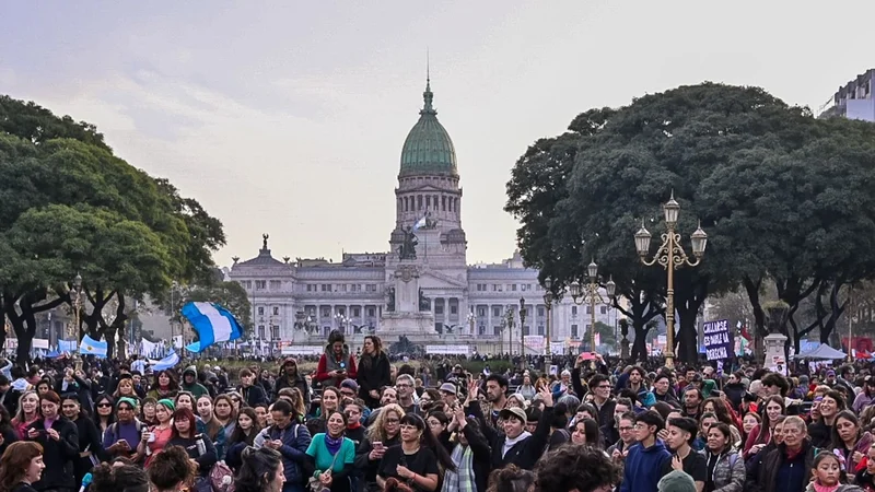 La mega marcha contra Milei avanza a pesar del desmedido operativo policial