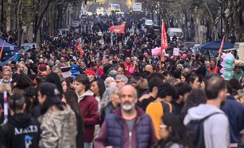 Empujones y gases a los jubilados en nueva marcha de jubilados contra Milei | Jubilados