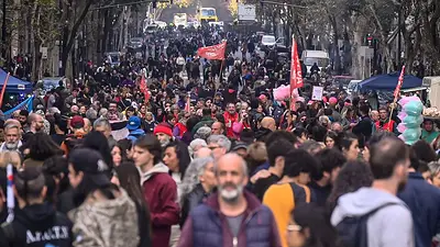 Empujones y gases a los jubilados en nueva marcha de jubilados contra Milei Empujones y gases a los jubilados en nueva marcha de jubilados contra Milei