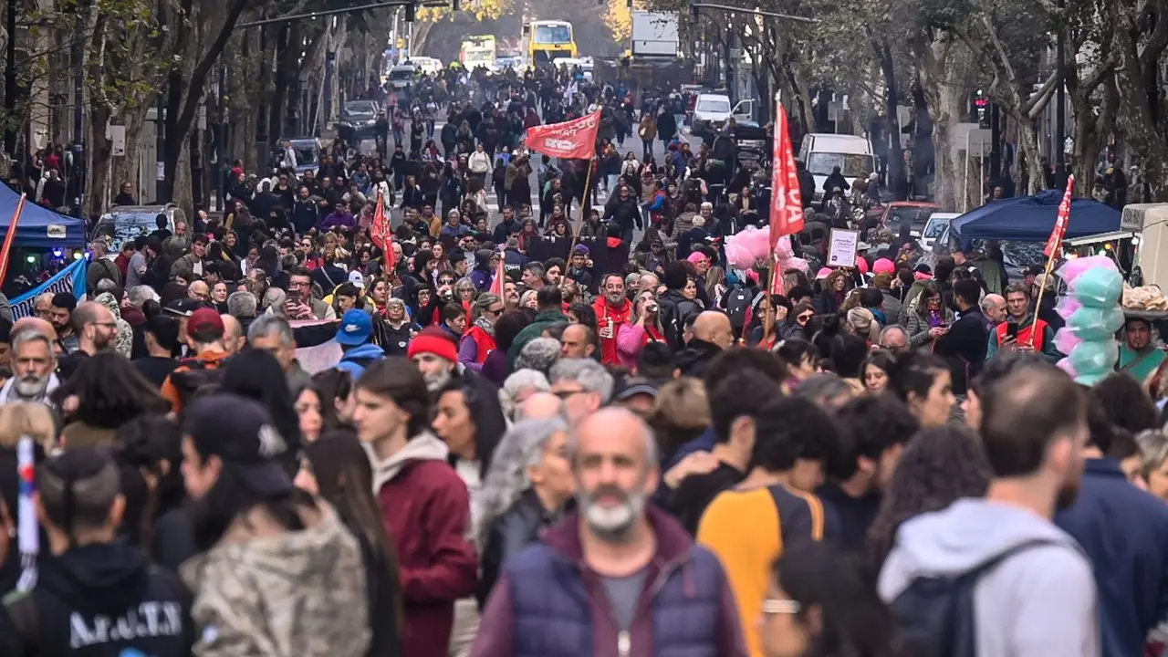 Empujones y gases a los jubilados en nueva marcha de jubilados contra Milei