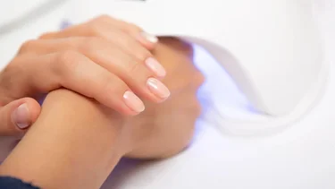 Científicas del CONICET alertan sobre riesgos de las lámparas UV para uñas