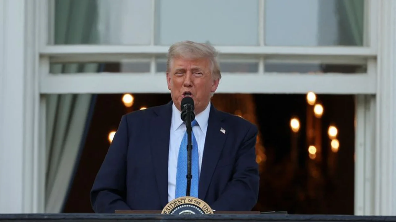 Trump prohíbe viajes a EEUU desde 12 países, alegando preocupaciones de seguridad