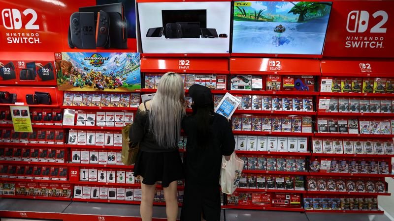 Los jugadores hacen cola para el lanzamiento de la Nintendo Switch 2, con previsión de escasez