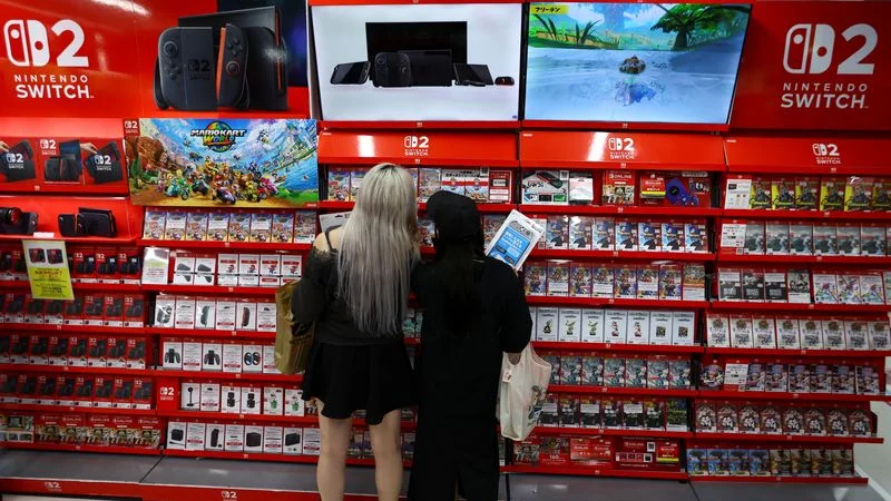 Los jugadores hacen cola para el lanzamiento de la Nintendo Switch 2, con previsión de escasez