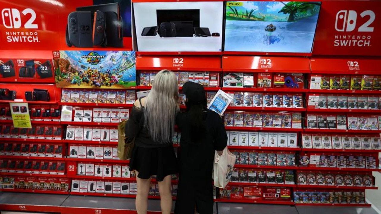 Los jugadores hacen cola para el lanzamiento de la Nintendo Switch 2, con previsión de escasez