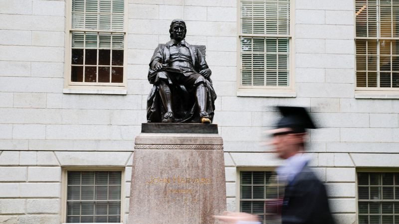 EEUU suspende la entrada de alumnos internacionales que estudian en Harvard