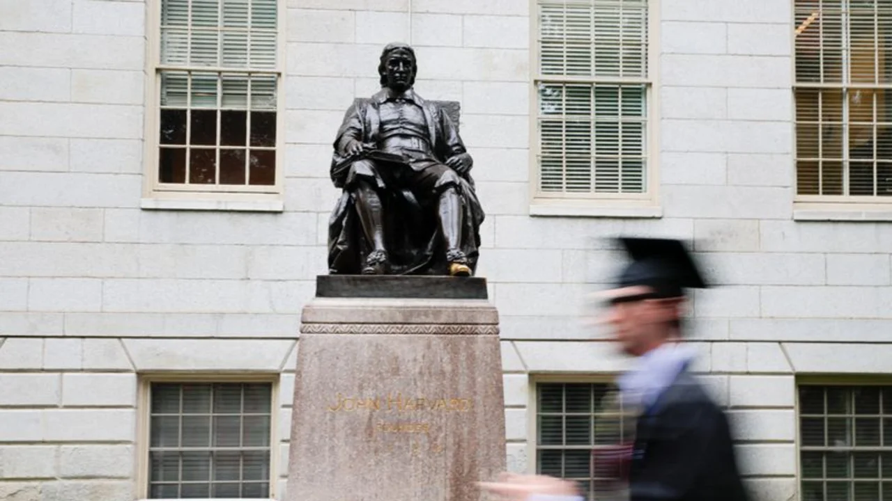 EEUU suspende la entrada de alumnos internacionales que estudian en Harvard