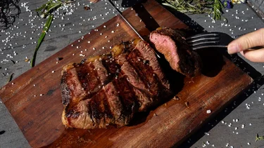 La parrilla de un barrio de Buenos Aires a cargo de un sommelier de carnes profesional que honra lo mejor del asado argentino