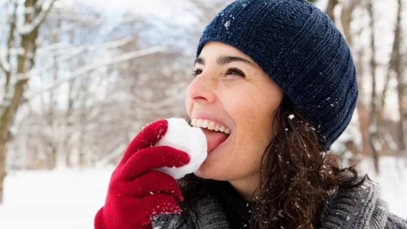 Mujer comiendo nieve.