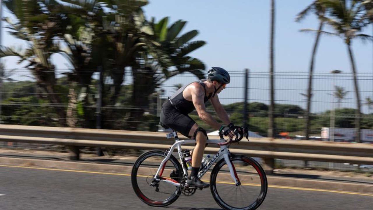 Oscar Pistorius compite en triatlón 12 años después de asesinar a su novia