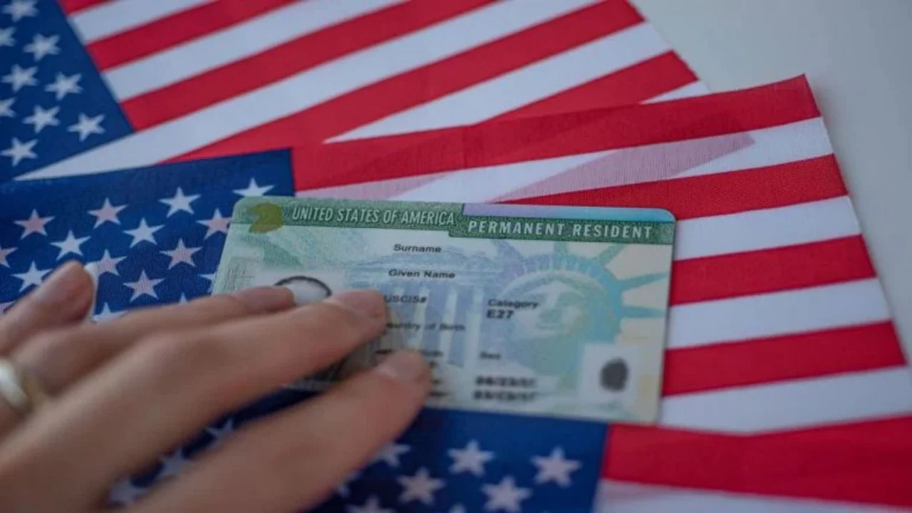 Green Card sobre la bandera de Estados Unidos