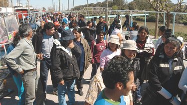 Visten hace más de 30 años a los argentinos y hoy reclaman volver a trabajar: la cooperativa de La Salada, en lucha