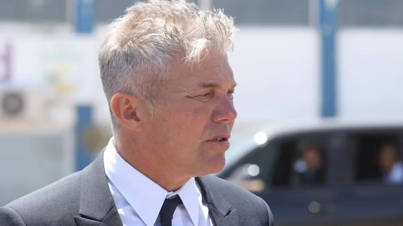 Fernando Burlando en traje, de perfil, durante una aparición pública