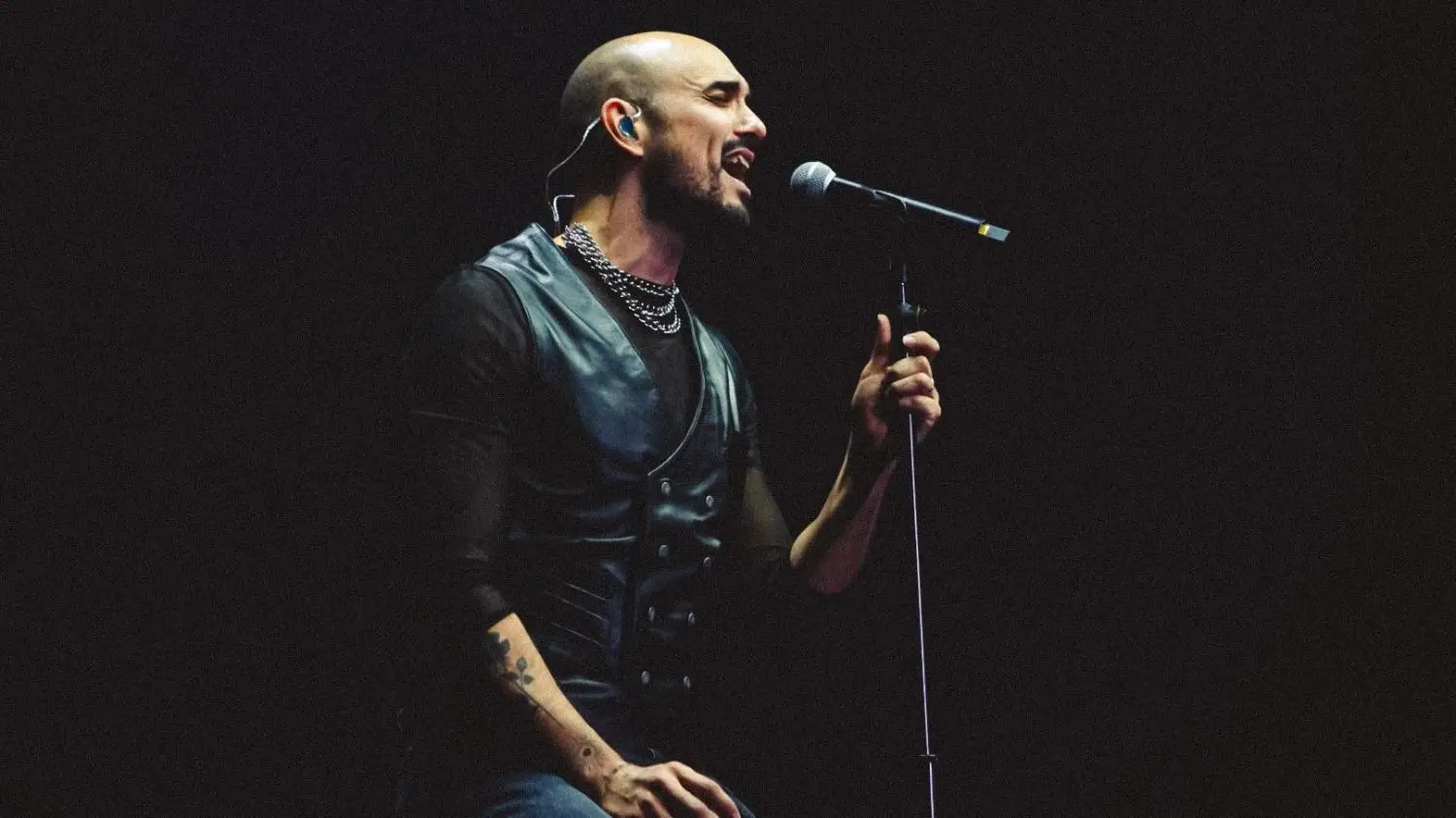 Abel Pintos cantando
