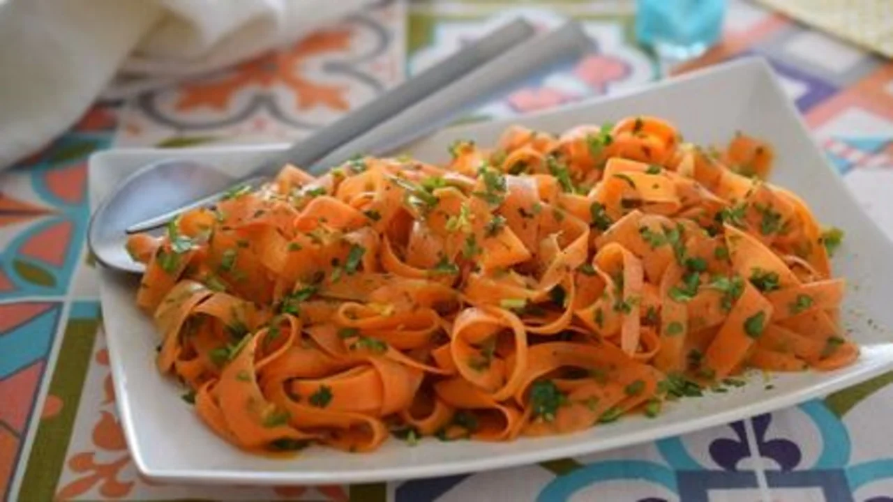 Receta de ensalada de zanahoria viral. Ensalada de zanahoria asiática que se volvió viral en TikTok. Cómo cortar la zanahoria en tiras. 