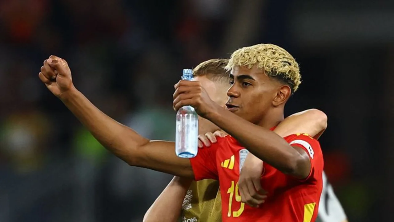 España aguanta tardía remontada de Francia y gana 5-4 para meterse en final de la Nations League