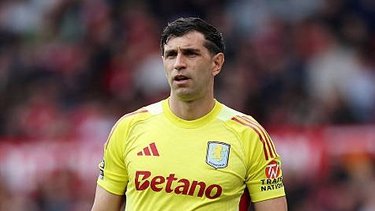 Impacto en Inglaterra: Dibu Martínez es buscado por un gigante de la Premier League