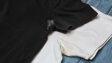 No es bicarbonato de sodio: cómo quitar fácilmente las manchas de desodorante