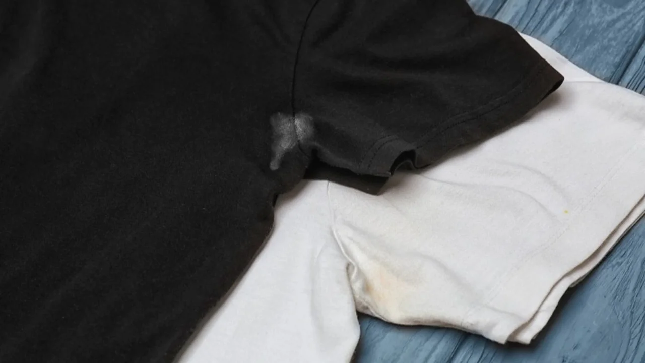 Cómo sacar las manchas de desodorante de la ropa. 