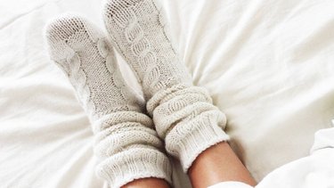 El peligroso truco "japonés" para mantener los pies calientes