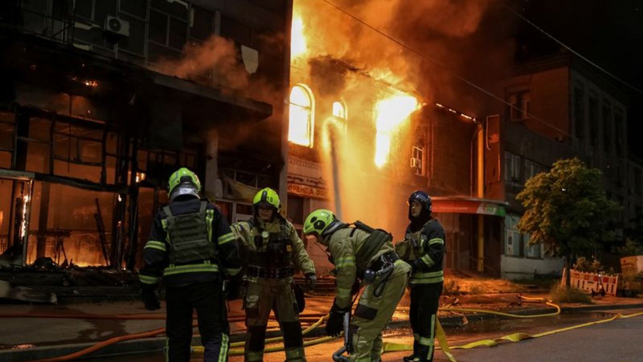 Cuatro personas mueren en un intenso ataque aéreo ruso contra la capital ucraniana