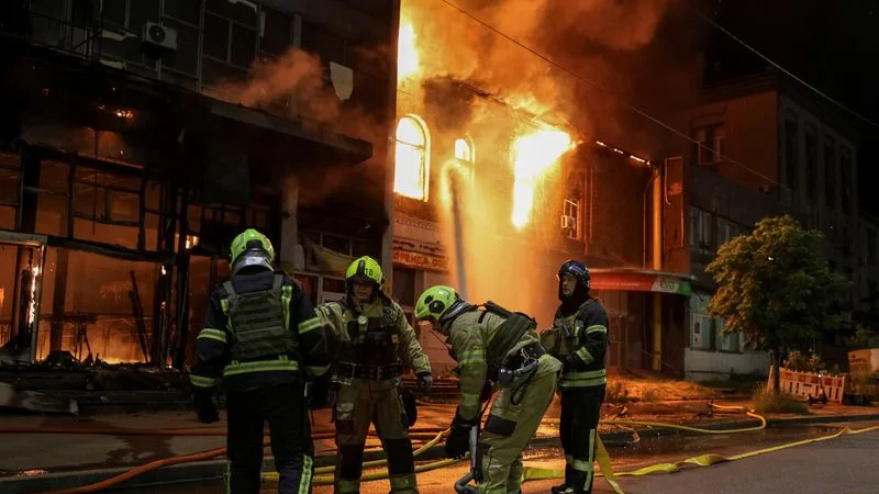 Cuatro personas mueren en un intenso ataque aéreo ruso contra la capital ucraniana