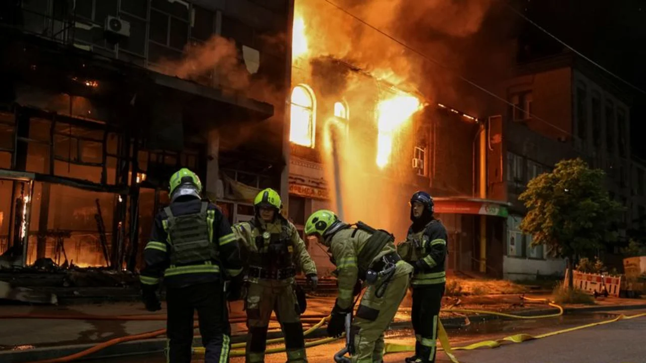 Cuatro personas mueren en un intenso ataque aéreo ruso contra la capital ucraniana