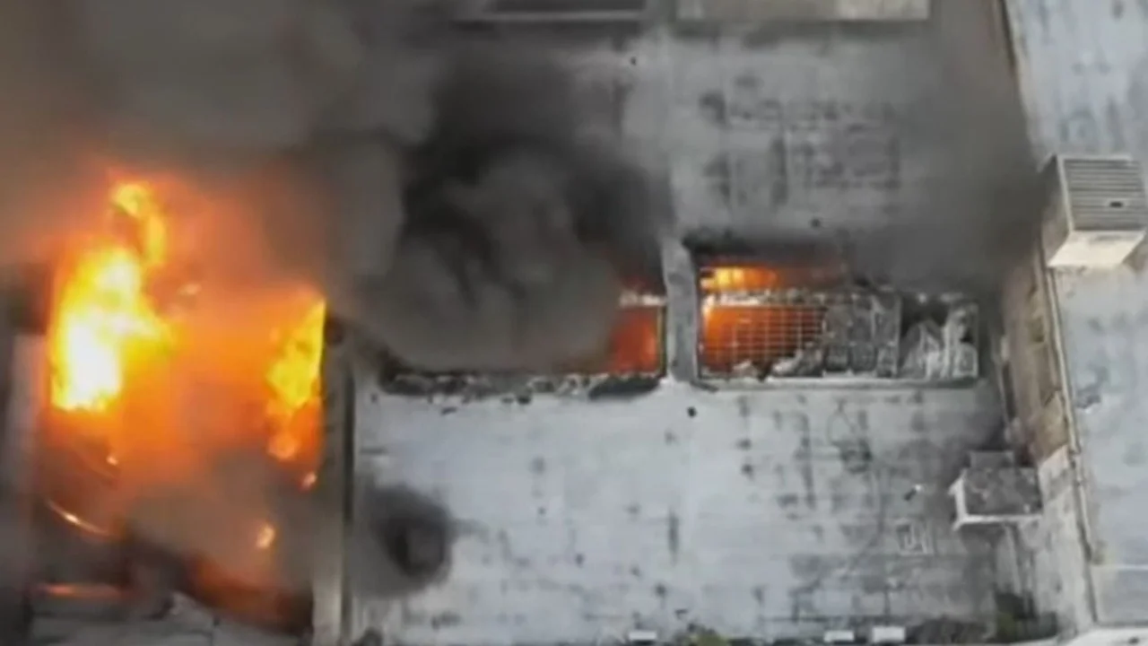 Cinco dotaciones de bomberos y vecinos evacuados: el feroz incendio de una fábrica de plásticos de San Justo 