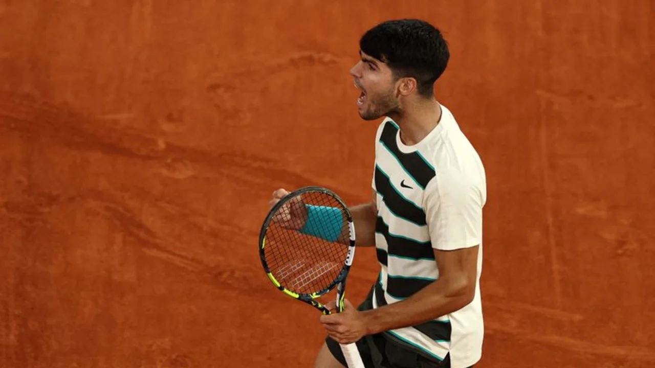 Alcaraz derrota a lesionado Musetti y regresa a la final del Abierto de Francia