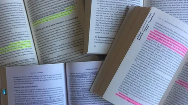 ¿Cómo funciona y ayuda a la memoria subrayar libros?