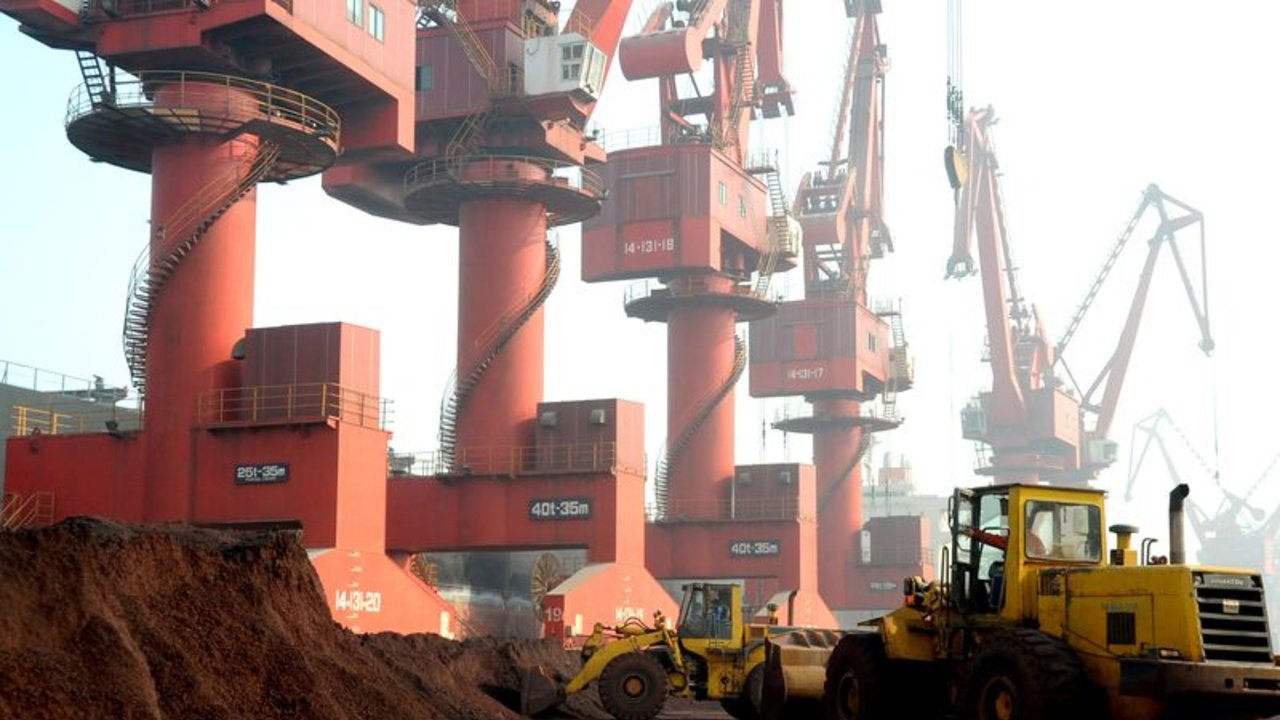 China concede licencias de tierras raras a proveedores de tres grandes automotrices de EEUU: fuentes