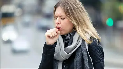 Mujer tosiendo. Mujer tosiendo.