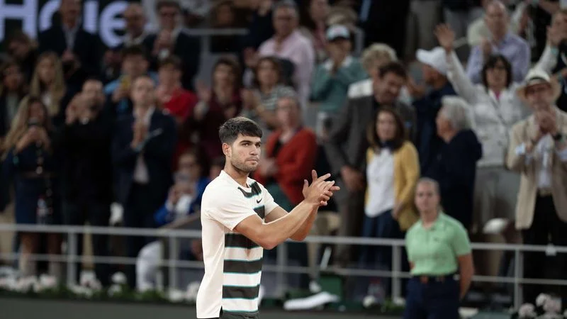 Alcaraz homenajea a Nadal y se inspira en su huella en Roland Garros