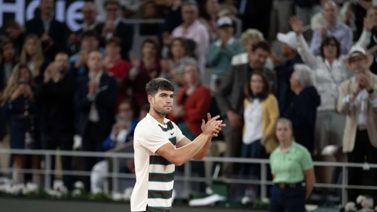 Alcaraz homenajea a Nadal y se inspira en su huella en Roland Garros